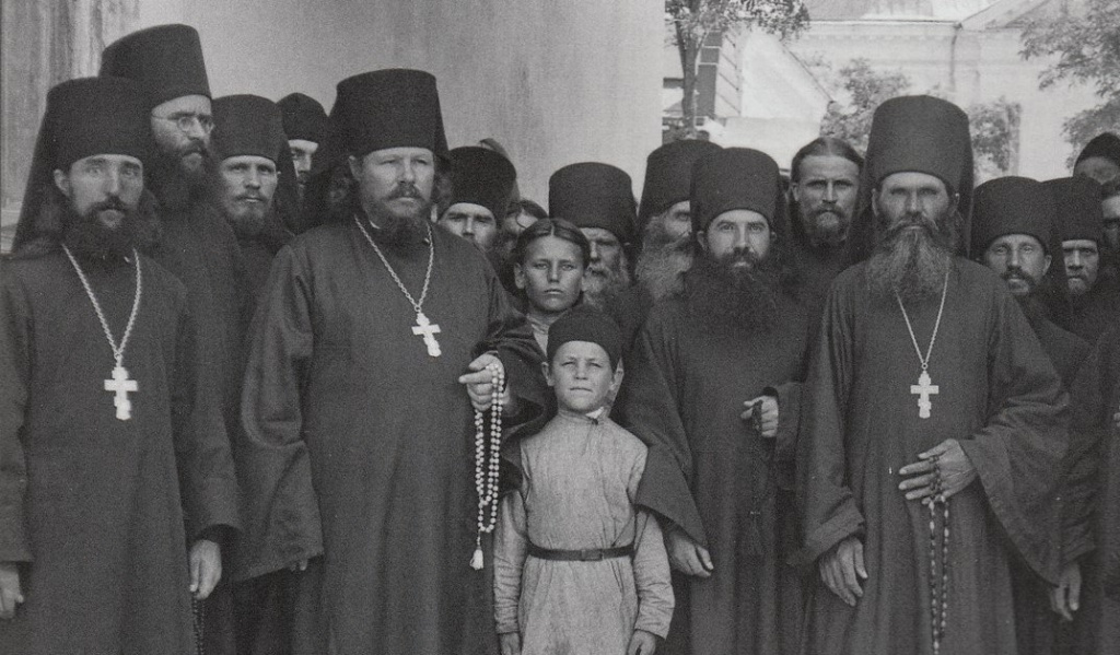 Братия Лебяжьей пустыни в воротах колокольни. 3 слева - настоятель иеромонах Анатолий. 1910-1911 годы. Музей им. Фелицынаjpg — копия.jpg Братия Лебяжьей пустыни в воротах колокольни. 3 слева - настоятель иеромонах Анатолий. 1910-1911 годы. Музей им. Фелицынаjpg — копия.jpg
